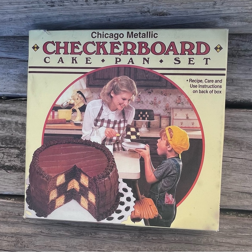 CHICAGO METALLIC VINTAGE CHECKERBOARD CAKE PAN SET IN BOX